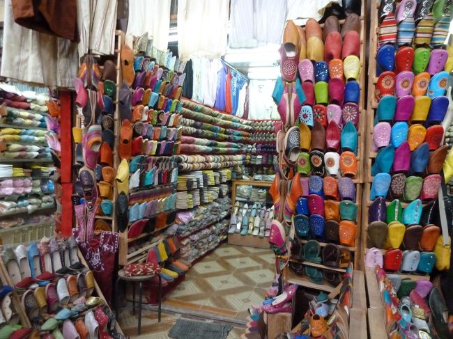 迷わないように　ガイドさんを見失わないように歩きます<br />で・・・写真を撮る「よゆう」はありません<br />とりあえず　バブーシュ(皮のスリッパ・サンダル)