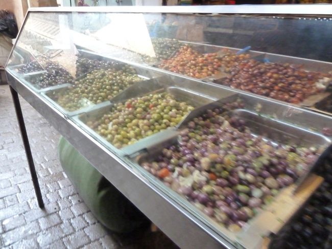 また　そのそばでは　オリーブを売っていました