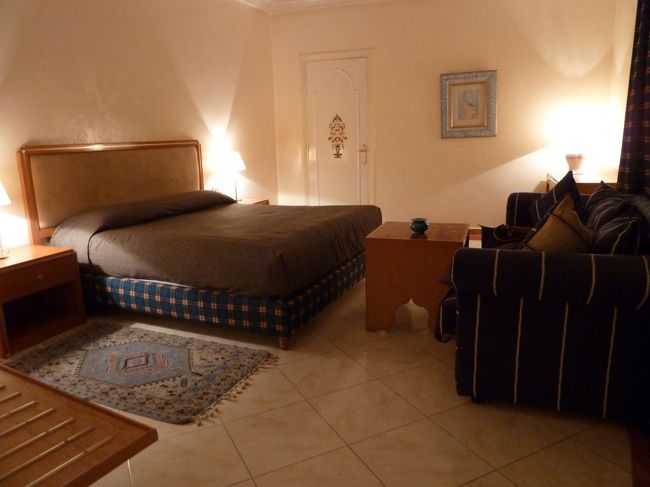 フェズのホテル　MENZEH ZALAGH　です<br />一人では　広すぎます<br />でも　これに慣れてしまっては　いけないかもね<br />