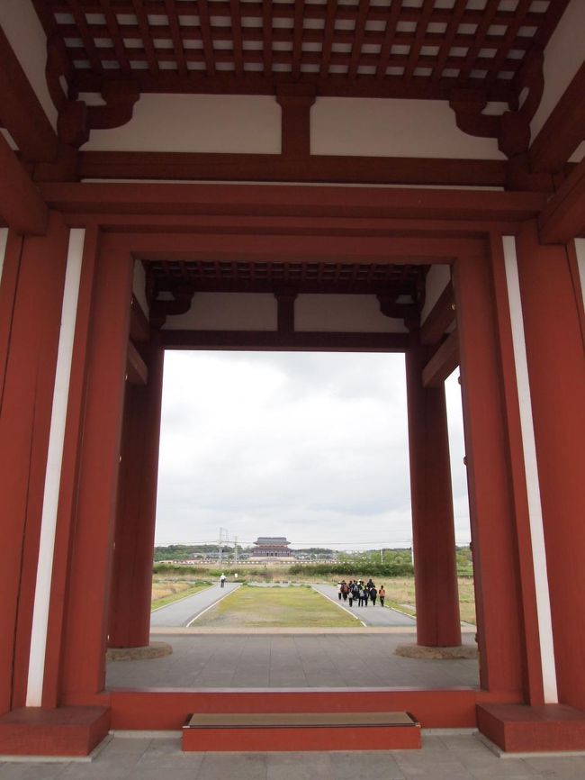 朱雀門からみる大極殿。<br /><br />あまり調べずにきましたが、遷都祭のために復原された大極殿とこの朱雀門の間は野っ原が広がってるんですね。しかも大極殿までは距離がありそう。