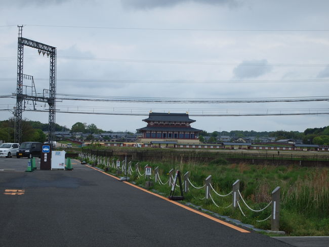 それにしても…この都の跡地に線路が横切ってるなんて面白いわー<br />当時の方達もこんなのがここに走るなんて思いもよらないでしょうね。<br /><br />電車が止まるとおもしろいのに。