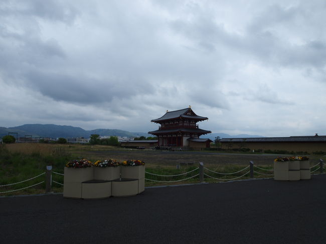 朱雀門から見て行くことに。広い駐車場があるけど、車はほとんどいません。