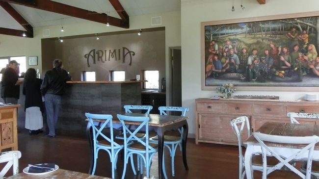 入るとすぐ左側に小さいショップ…というか、ワインの本とかワインバッグとかワイングラスを洗ったときに敷くマットとか、Arimia Estateのワインやオリーブ、オリーブオイルなど、小さく展開。<br /><br />その隣がテイスティングのカウンター。