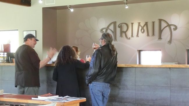 3人はさっそくテイスティング開始。<br />ニックはビール派だし、わたしはアルコールはほぼ飲めない。P太郎は10年前にシドニーから引っ越してから、マーガレットリバーの大学でワインコースを受講していて、かなり詳しいのだ。