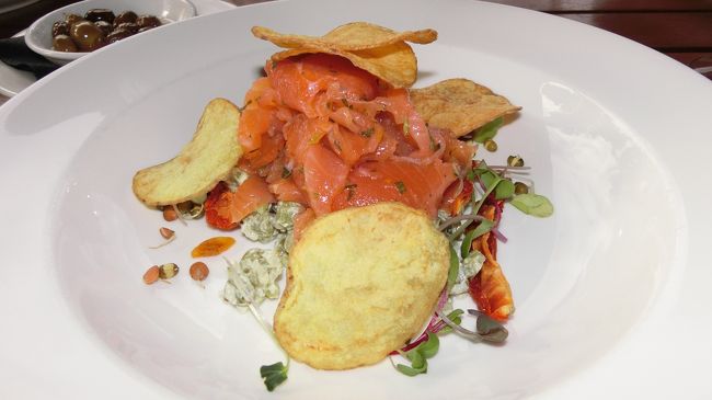 わてしのメイン。<br /><br />シトラスに漬けたサーモン、ケッパー&amp;オリーブドレッシング、グリーン・ビーンズサラダ添え。<br />生のサーモンをスライスしてマリネ、グリーンビーンズは、インゲンを硬くさっと茹でて、マヨネーズで軽く和えた感じ。あっさりしていて、満腹感がなく、デザートも入りそう♪<br />