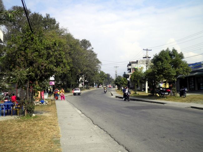 時には歩いて街へ出かけ、 