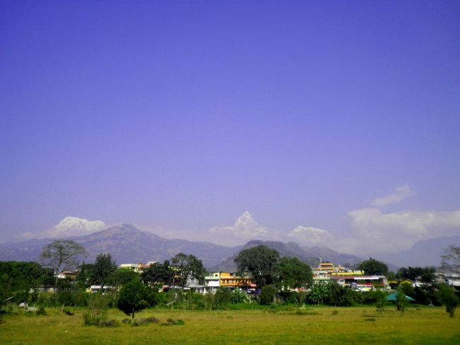 時にはフェワ湖畔公園を散歩して山々を眺め、
