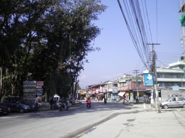 時にはポカラ観光街に出かけ、