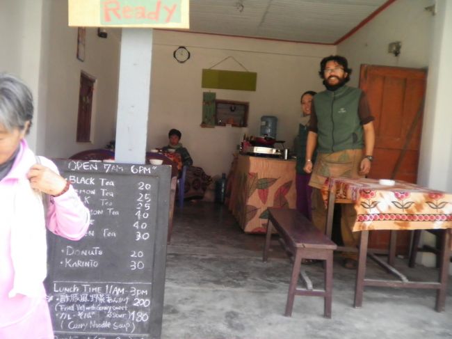 ウロウロしていたら、偶然に新しい「純」日本食堂を発見した。<br /><br />何が「純」かと言えば、オーナー兼料理人が純日本人カップルなのです。<br /><br />しかもオープンしたてで、まだ名前さえ無かった。 