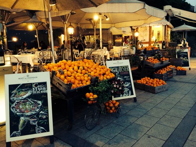 なんだかとても素敵な佇まいのレストランがありました。産地の柑橘系がいい感じに並んでます。牡蠣ももちろん食べられるお店です。