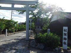 武家屋敷突き当りは松阪神社への参道でしょうか、鳥居があり、また一般道路でもあるのか車が通っていきました。