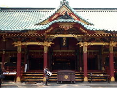 つつじで有名な根津神社。

拝殿（国指定重文）