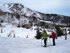 雪山登山を終え、ヒュッテで濡れた衣服を着替えた私達は、6時間の登山でかなり疲れているにも関わらず、スノーシューを履いて散歩に出かけることにした。

行先は【栂池自然園】。
初日にガスによるホワイト・アウトで勇気ある撤退をしたルートだ。

この日の午後の天気も予想では下り坂。
時間的な余裕はあまりない。
