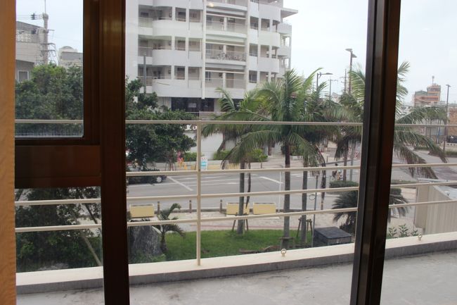 2日目の朝。小雨の降る石垣島です…。<br />7時朝食。<br /><br />OPEN前に行くと既に待ってる方いましたね〜。<br /><br />