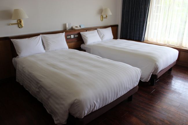 15：00過ぎたら部屋へ。皆隣同士の部屋にしてくれてました。<br />前と同じスーペリアなんですけど、今回は違う棟（かあちばい）の1階。前と違い扉がキレイ。こちらのスーペリアは直してあるんだな？　