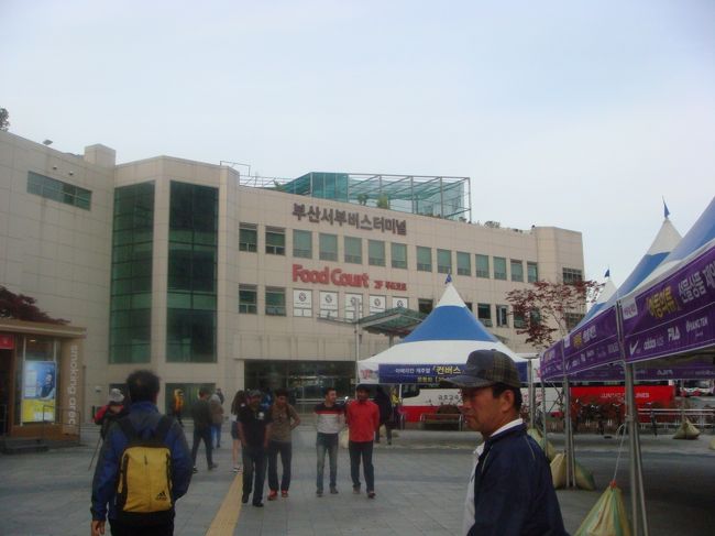 この旅行、2度目の西部市外バスターミナル。<br /><br />早朝なのに、結構人がいます。<br />チケット買えるか、一抹の不安が・・・