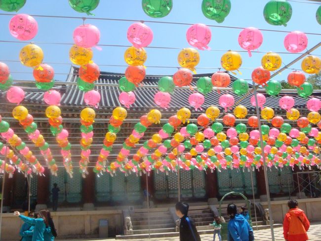 大雄宝殿<br /><br />お釈迦様の誕生日が近いのでお祭りのように華やかです。<br /><br />本殿があまり見えません。