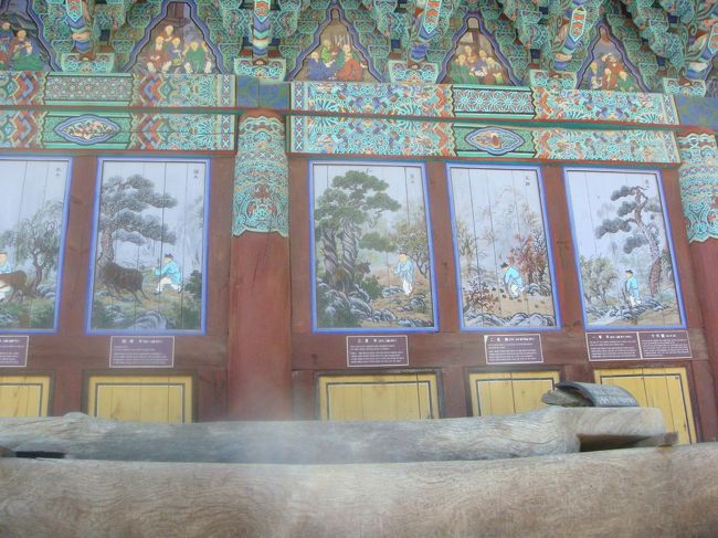 手前の木をくりぬいたものが有名だとキサニムが熱く語ってたのですが、韓国語の語学能力が<br />イマイチなのでわかりませんでした。<br /><br />帰ってから調べたところ、有名な『萩の櫃』らしいです。<br /><br />以下コピペです。<br /><br />「萩の櫃」は大きな枯れ木の中を掘って作った巨大なお櫃で、一度に4000人分のご飯を入れられる大きさのものです。<br />死去した王の法事を寺で行う時、お寺に集まった大衆のためにご飯を入れておいた木製のお櫃です。<br />