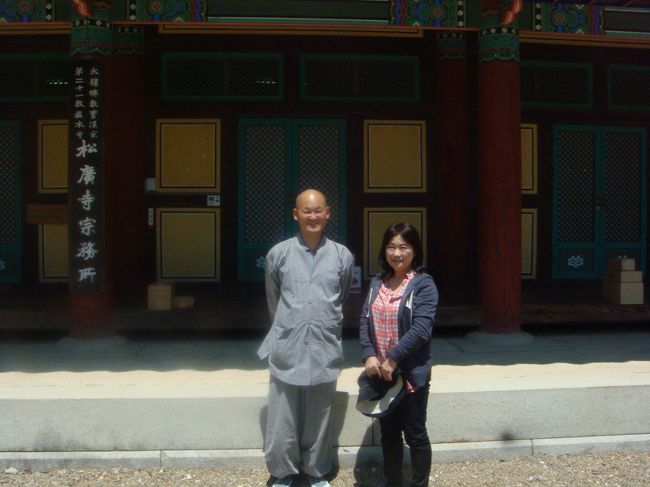 スニム、お話好きでこのまま自分がお経をあげてあげるといわれましたが、時間が押されてるのでと丁寧にお断りして、記念撮影。<br /><br />30分のさしの会話は疲れます。はぁ〜〜。<br /><br />このスニムとの時間が今回の旅のベスト3に入るほどの思い出です。