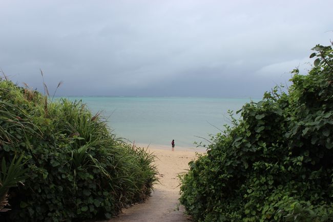 小さい地図貸してくださいます。おすすめはつぶれたホテルのビーチ！<br />入れるので行っても大丈夫と。前帰ってきた後に知ったつぶれたホテル！<br /><br />ここがそのビーチ。下に降りられます。<br /><br />天気悪い…。<br /><br />