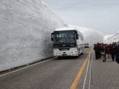 高原バスが走る車道の一部が解放される「雪の大谷ウォーク」