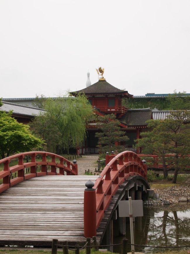 向こうの隅楼に立つ鳳凰の奥にボーリングのピン。笑