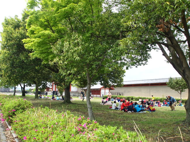 ボランティアさんからスタンプラリーやってるから是非回ってみてくださいと、ラリーのできる散策マップをいただきました。<br />しかし広そうだし…どこから回るのがおすすめですかと聞くと、庭園は当時の想像ができておもしろいですよ〜とおっしゃるのでまずはそこを目指すことに。<br /><br />この日は学校の野外授業を多くみました。