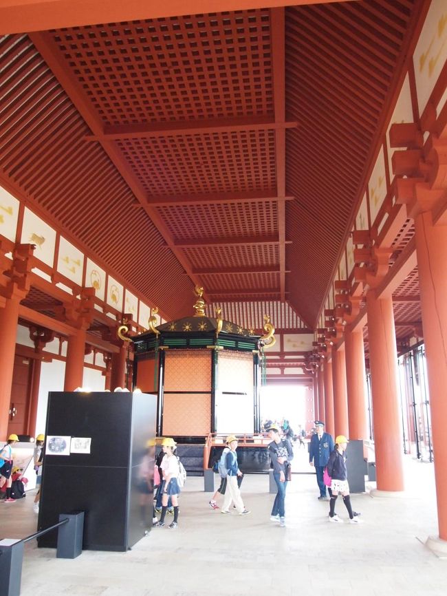 小学生の校外学習風景。