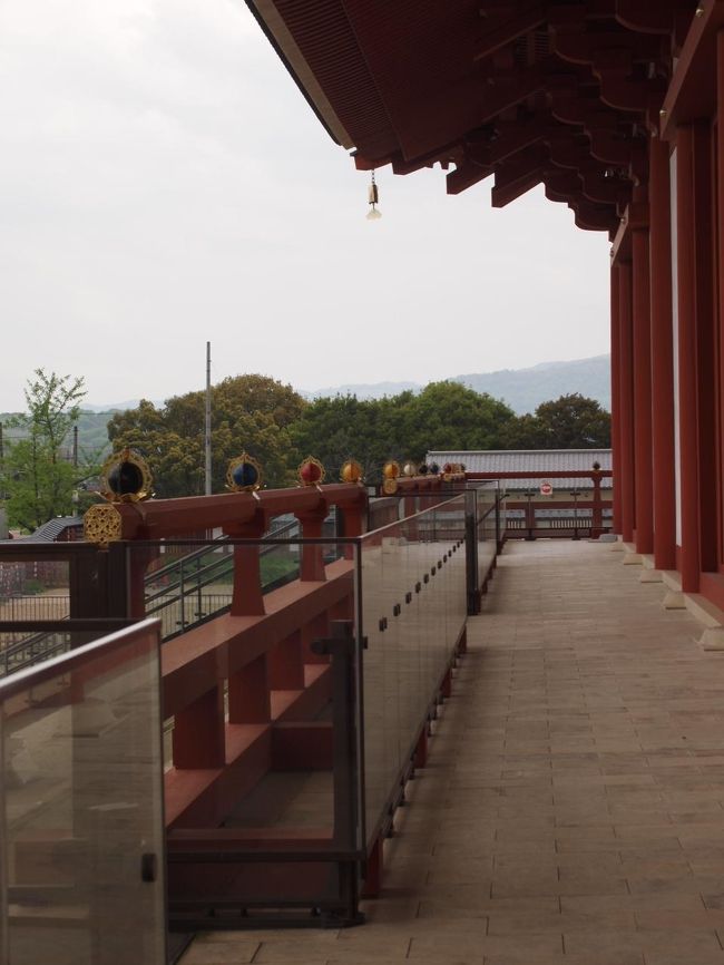 欄干に華美な装飾の擬宝珠（ぎぼし）。色は写真で見ると5色はあるっぽい。