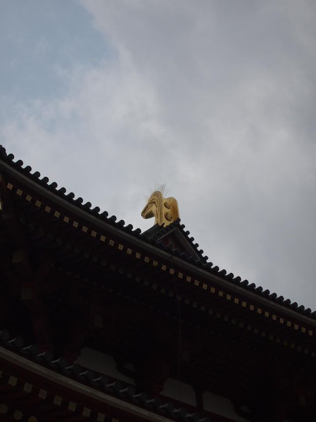 先ほどの復原の話になりますが、当時は高さのある建物には鴟尾が必ずつけられたのでここにも復原されたのだと思います。法隆寺の宝珠を参考にしているそう。<br />