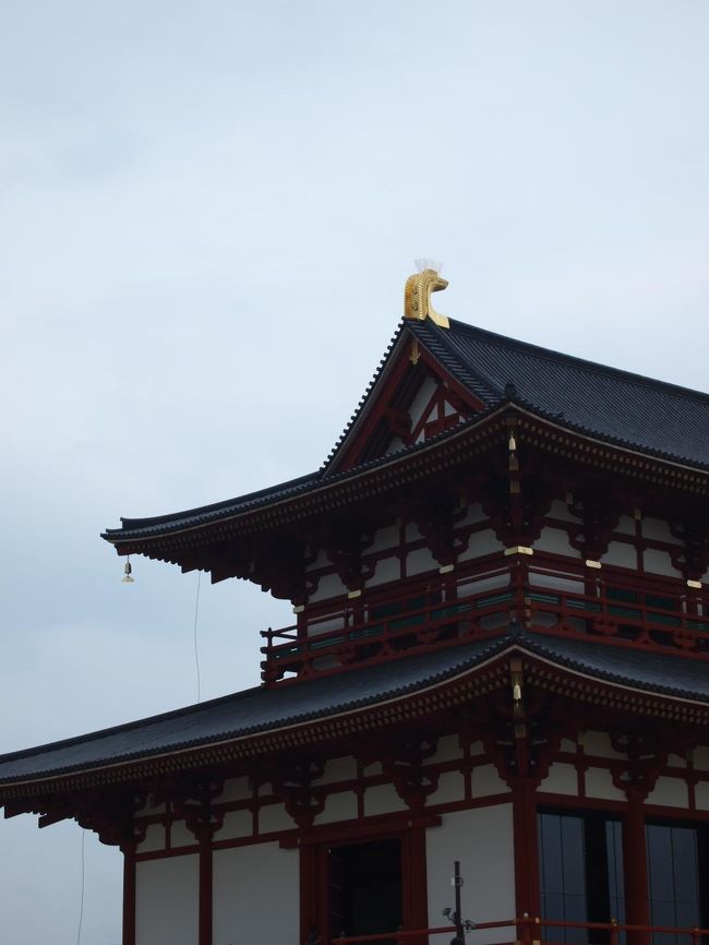屋根の端に鴟尾。東大寺の屋根にもあります。<br />私にはエジプトの壁画によく見る古代の人の横顔に見えるんですけどね。でもあれは魚の尾っぽを模してるそうです。
