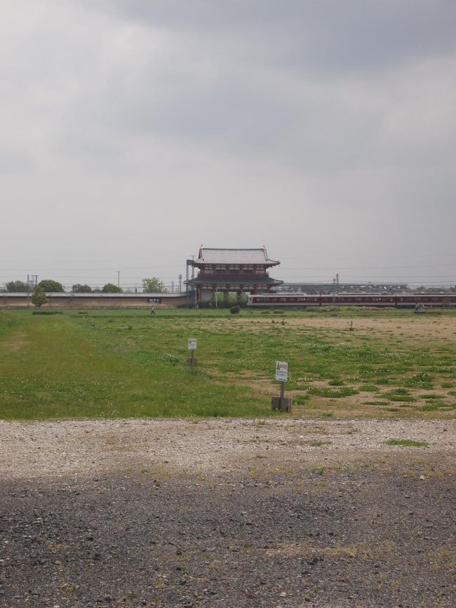 時折通過する電車。