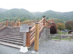 　これは木曽の大橋です。
　道の駅　水辺のふるさとふれあい広場の所に架かっています。木曽の大橋は、奈良井川に架けられた太鼓型の橋で、樹齢３００年以上の檜を使って造られた総檜造りです。