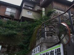 　見てください！この石段の上の家々を！
　見えているのは、福島宿の上の段という地区です。
　上の段は、木曽義仲から１９代目の木曽義昌の居城「上之段城」があった所で、その郭内として多くの道筋が通っており、由緒ある小路が残っています。
　私も、石段を登って上の段へ行ってみます。