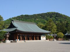 外拝殿です。因みに橿原神宮の建物の設計は築地本願寺を設計した伊藤忠太氏だそうです。後に見える山は畝傍山。大和三山の一つです。この山は構成資産となります。境内の北に抜けた参道の途中に畝傍山の登山口があるのですが今回は大和三山の登山は止めておきます