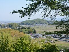 北方向の眺め。木の枝の下の山が天の香具山。大和三山。畝傍山が西側となり、耳成山が北側、天の香具山が東側となり三山に囲まれたエリアが藤原京になります。大和三山で構成資産をなします。
私の場合、天の香具山は小倉百人一首のなかの持統天皇の

春過ぎて 夏来にけらし 白妙の　衣ほすてふ 天の香具山

の歌で子供の頃から頭にインプットされている地名です