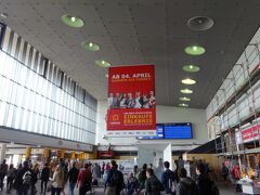 ヴュルツブルク駅中央駅（W?・rzburg Hbf）です。
ニュルンベルグ中央駅程大きな駅ではありませんが、天井が高く広々。
平日の１０時過ぎなのに、結構人でごった返しています。