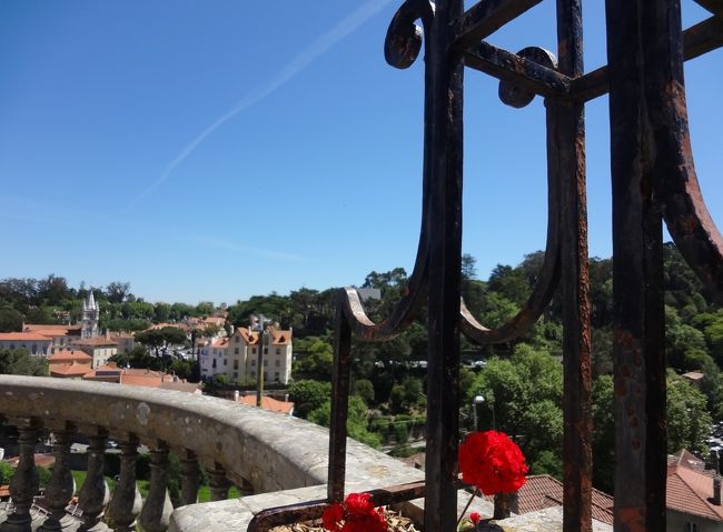 シントラは詩人バイロンも「この世のエデン」と謳い、ヨーロッパ人がこよなく愛するリゾート地、ポルトガル王家の人々が愛した避暑用宮殿が残されています。