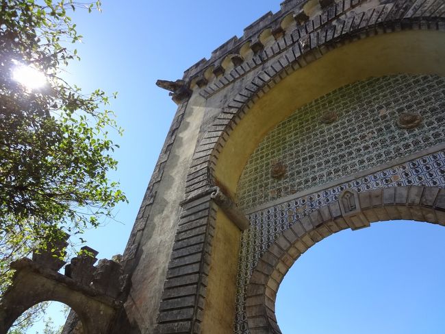 そして山の上にあるペーナ宮殿、中腹の王宮〜山頂のペーナ宮殿を巡回する道が渋滞で全然進まない！