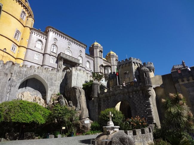 この城の建築を命じたのは19世紀のフェルディナント２世、英国のヴィクトリア女王の従兄弟、例のバイエルン狂王ルードヴィヒ２世の又従兄弟に当たる人です。<br />当時のヨーロッパ王家は皆が親戚状態、誰が誰の従兄弟で又従兄弟かを考えると、ワケ判らなくなりますわん。<br />