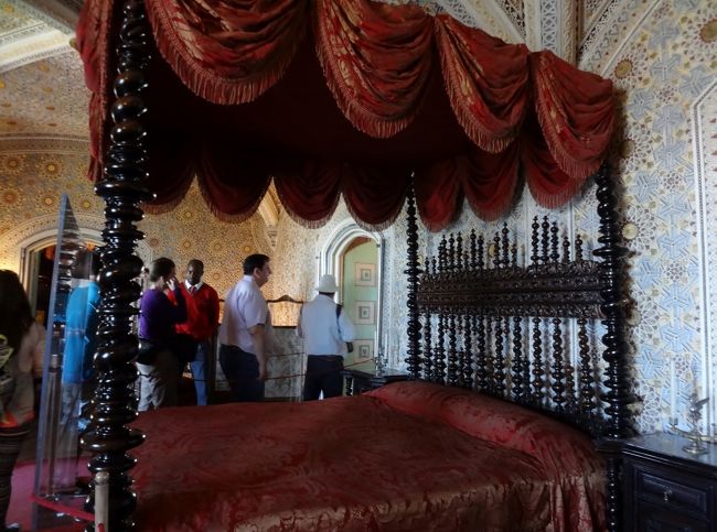 お城の内部は小さく仕切られた小部屋が続き、典礼用ではない住むための建物であった事を実感します。<br />王さまとはいえ、バスルームは貧相で不便なもの、そう言えば確か、<br />『ヨーロッパ、洗わず仕舞いで一千年』の言葉も合ったにゃあ〜。<br />古代ローマのテルマエ全盛期から、中世のキリスト教禁欲主義により お風呂文化は壊滅し、そのまま20世紀を迎えたのが、現在も続くヨーロッパお風呂事情です。<br /><br />