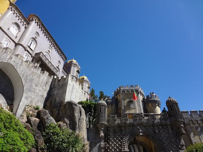 ペーナ宮殿から見下ろす景色は素晴らしく、なだらかな緑の丘陵と家々の向こうには遠く大西洋が臨めます。