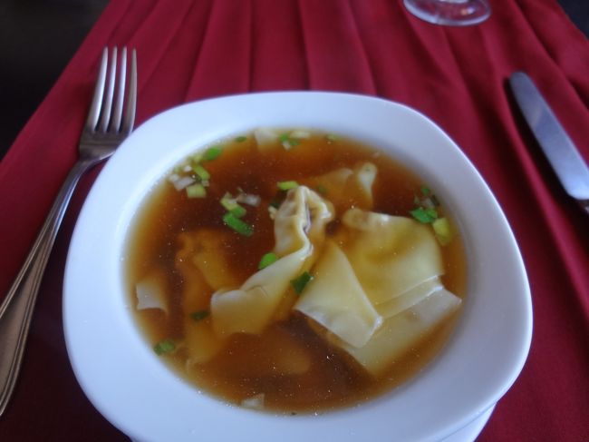 バスでシントラ駅まで戻り(この時間は渋滞なし)、バスを待つ間に大急ぎで遅いランチ。<br />駅前中華料理店でワンタンスープと焼きそば(笑)、だって前日のマーライオン騒動もあり、魚介類には手が出なかったんだもんー(((^^;) <br /><br />