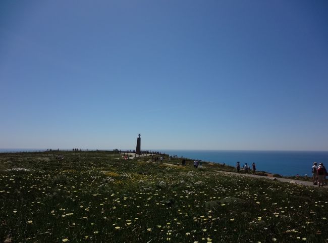 バスで約40分、ロカ岬に到着。ここのバスは１時間に１本なので、次のバスが来るまでの間が観光タイムです。<br />まずは観光案内所(兼お土産店)で、『最西端到達証明書』を発行して貰い、オモムロにロカ岬の散歩です。<br />いや〜春ですね〜、緑の絨毯の中 黄色や白、ピンクの花々が咲くヨーロッパ大陸最西端の岬は春爛漫です。<br />