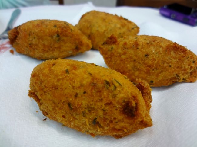 この日もＴさんと一緒に晩ごはんです♪<br />まだ外が明るいので、私のホテル屋上テラスでグラスワインを飲みながら写真撮影。おお、けっこう良い眺めだわ♪♪♪<br />しかし、うっわー、この白ワイン、かなりキツい〜(+_+) <br /><br />あぢーあぢーと２人でぼやきながら(気温30℃なもんで) ロシオ広場近くのレストランで夕食です。<br />前菜はバカリャウ(干し鱈)のコロッケです。<br />オリーブ油で揚げてあるのか、衣がサクサク、中はほぐした干し鱈とじゃが芋、香草が入っていまして、日本人に馴染みのあるお味です。<br />