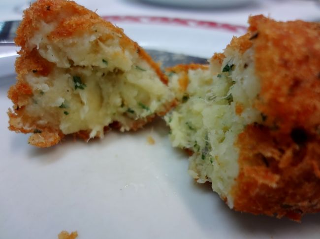 メインは、アローシュ・デ・マリシュコ。<br />海老・蟹・浅利が ど〜んと入った海鮮ご飯(リゾットより柔らかめ)です。<br />見よ！この海老の頭と蟹の爪！！！<br /><br />一昨日のカタプラーナ鍋もそうでしたが、これは１人では無理ですわー いくら大食漢でも食べきれないサイズです。<br /><br />