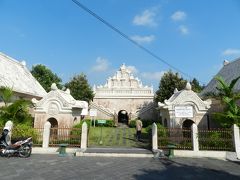 ジョグジャカルタ最終日はベチャを半日チャーター（55,000ルピア＝550円）して市内観光。まずは水の王宮とも呼ばれるタマン・サリへ。入場料7,000ルピア（約70円）、カメラ持ち込み料1,000ルピア（約10円）。ガイド代10,000ルピア（約100円）。