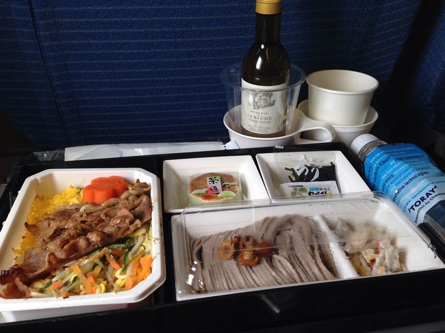 機内食はカルビ丼をチョイス！<br />美味しかった〜。