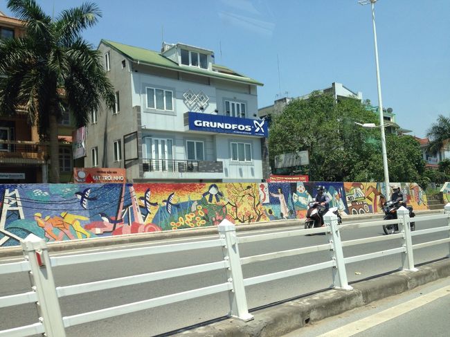 空港でこの日のガイドさんにピックアップしてもらい、ホテルに移動です。<br />50分くらいかかりました。<br />その間、色々とベトナムやハノイについて教えてもらいました。