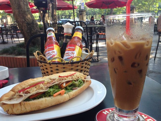 遺跡見学の後のティータイム。<br />軍事博物館脇のハイランドコーヒーにて。<br />初めてのベトナムスタイルのアイスコーヒー＆バインミー。<br />美味しかったです。